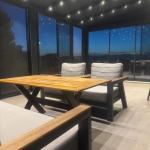 Panel çatılı və sürmə şüşəli qış bağçası