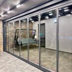 Pergola və sürmə şüşəli fasad panelli qış bağçası